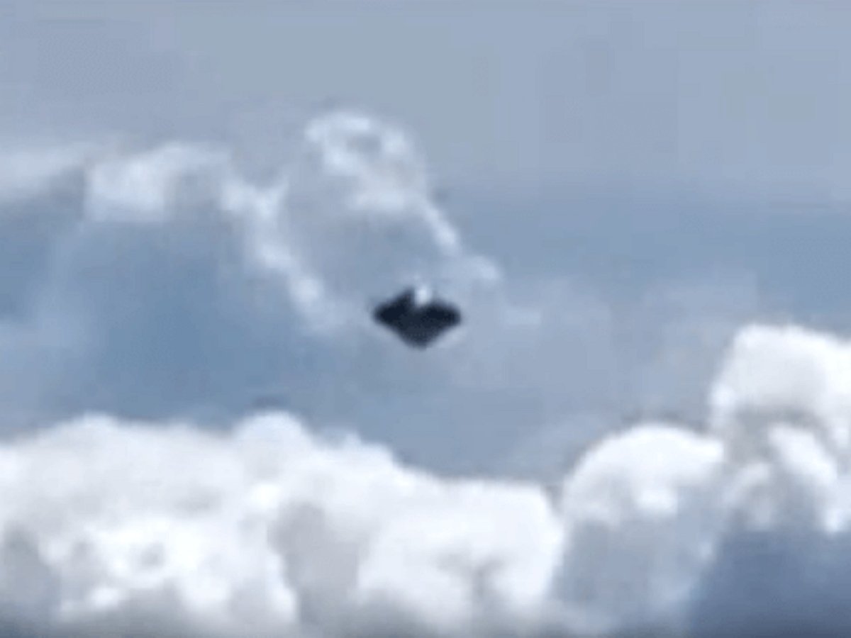 «Классическая» летающая тарелка сопровождала самолет в небе