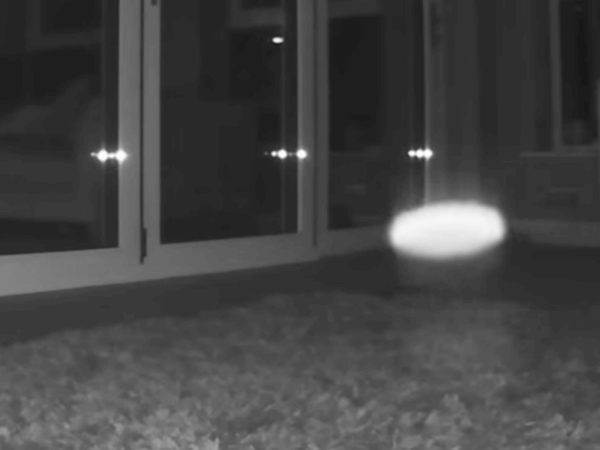 Хаотично летающее по дому световое пятно попало на видео