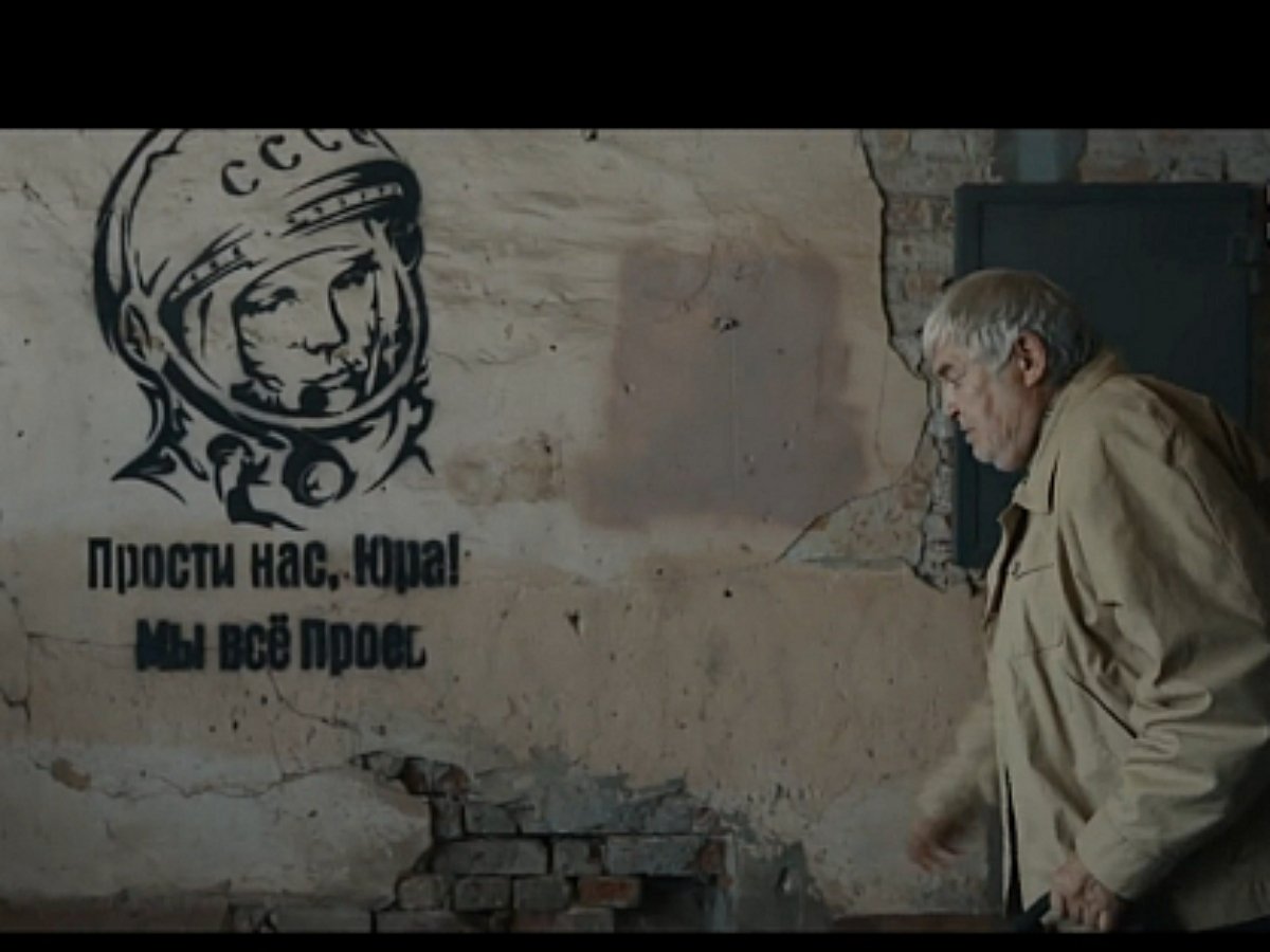 лена вырезала из бумаги несколько пятиугольников и семиугольников. вырезала из бумаги несколько пятиугольников. на рисунке 3 4 всех флажков красные а остальные синие какую часть. сколько вершин у пятиугольника. семейные задачи по математике 5 класс.