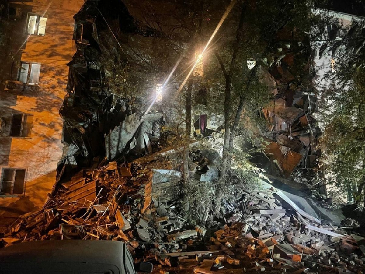 В Астрахани рухнула пятиэтажка: под завалами найдено тело женщины