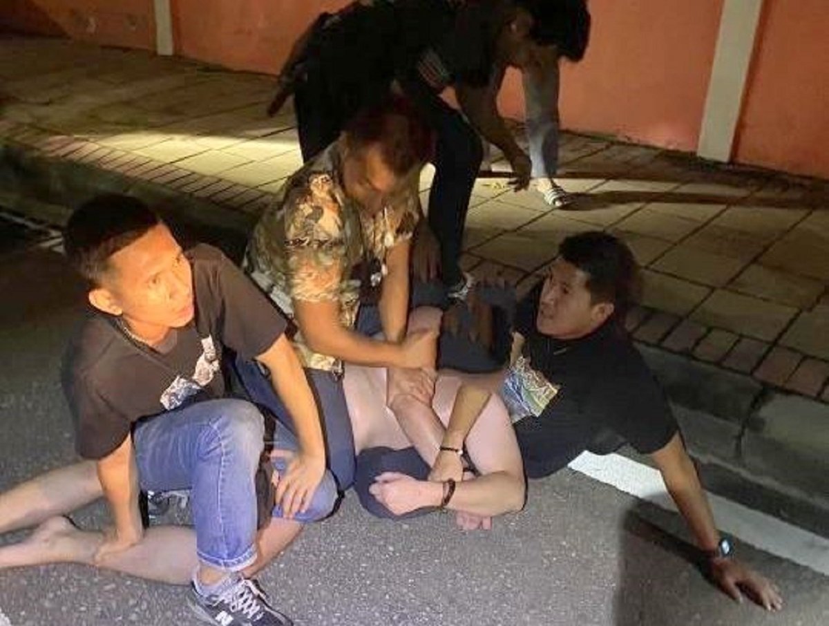Голый россиянин на улицах Таиланда устроил дебош, избивая прохожих