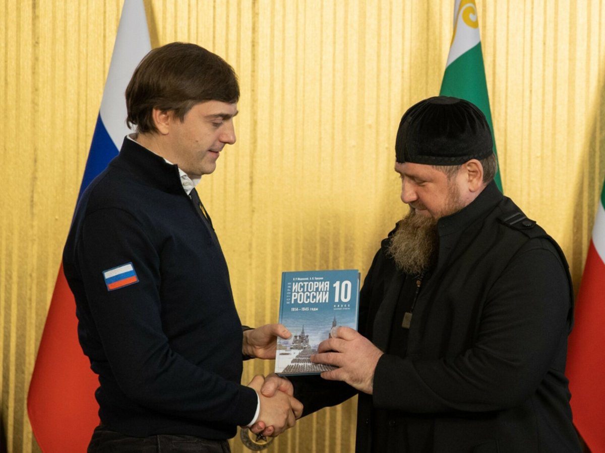 Кадырову показали исправленный учебник истории