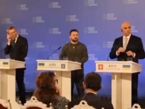 Воздушная тревога в Киеве помешала пресс-конференции Владимира Зеленского и иностранных союзников. В Сети появилось видео, на котором видно, как украинский президент зовет коллег уйти в укрытие. Пресс-конференцию транслировали все украинские СМИ. На встрече были президенты Украины Владимир Зеленский, Швейцарии - Ален Берсе и Латвии - Эдгарс Ринкевичс. Также присутствовал и литовский премьер-министр Ингрида Шимоните После того, как политики завершили выступления, они начали отвечать на вопросы журналистов. В этот момент прозвучала тревога, а Зеленский позвал всех в бомбоубежище. При этом напоследок украинский президент еще около минуты отвечал на вопросы, а потом пригласил всех уйти. Как пишет ТАСС, сообщений о работе ПВО в Киеве не было, также не поступали данные и о взрывах, которые совпали бы по времени с пресс-конференцией политиков. Кстати, литовский глава МИД Габриелюс Ландсбергис сообщил и условие, при котором Украина может перестать существовать. Якобы произойдет это, если страна «поддастся усталости от конфликта». «Усталость от войны — это феномен обществ, живущих в мире. Если бы Украина поддалась усталости от войны, она перестала бы существовать», - говорит политик. Также литовский дипломат призвал бороться с усталостью, а Запад попросил оказать помощь Украине, чтобы она достигла победы. Как писал ранее Topnews, украинский депутат рассказал, что российско-украинский конфликт мог завершиться весной 2022 года. По его данным, Зеленского убедили отказаться от мирных переговоров с Москвой, поэтому боевые действия продолжились.