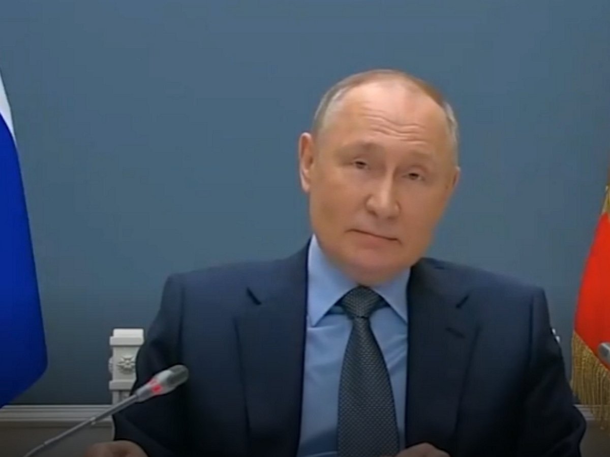Путин призвал Запад искать решения по прекращению трагедии на Украине