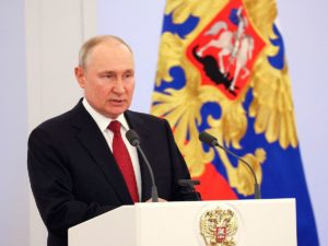 Путин приостановил индексацию зарплат госслужащих: названы исключения