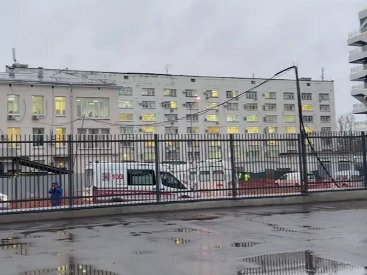 Mash: более 20 машин скорой помощи засняли в пробке у московской больницы