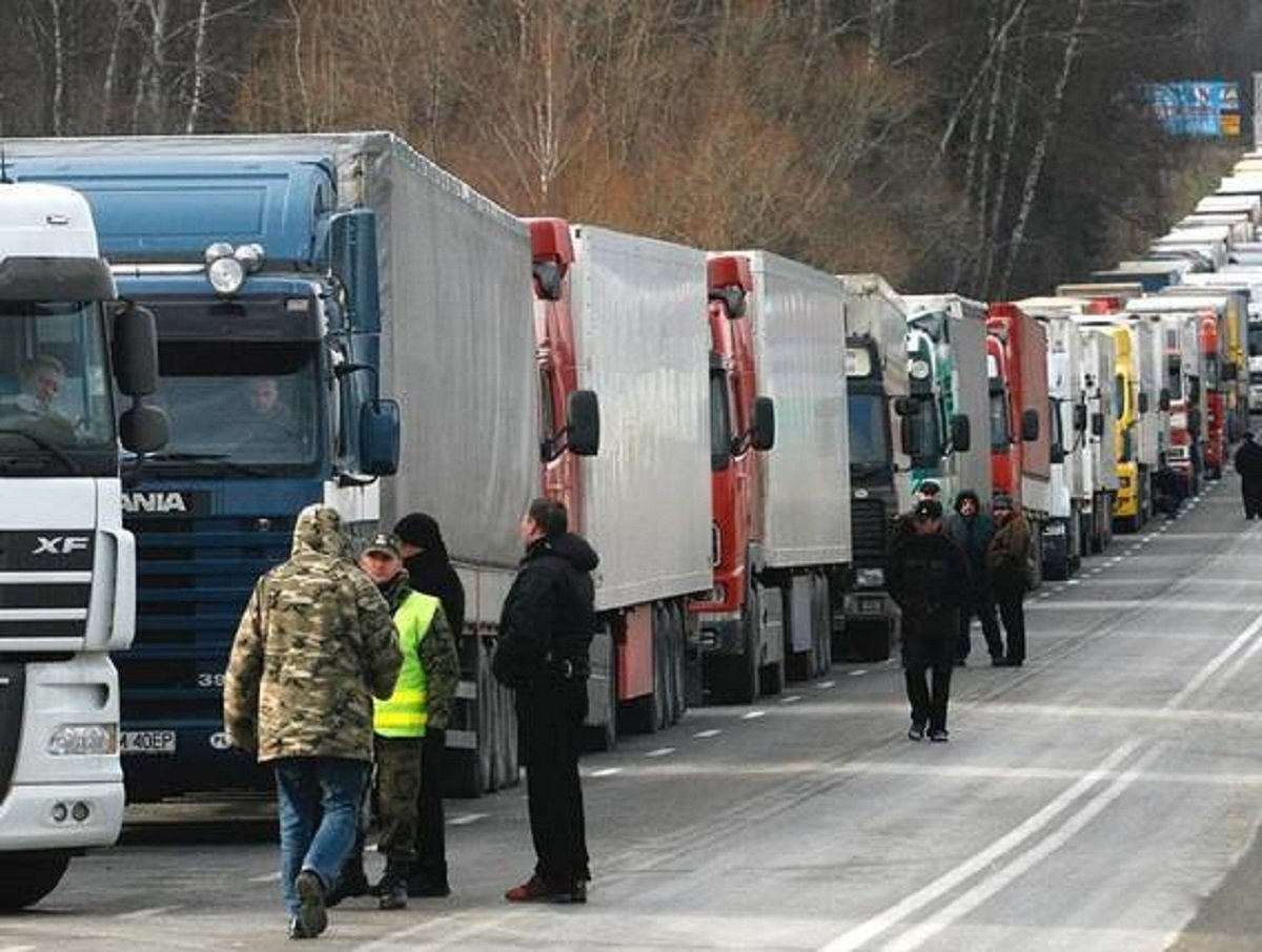 Дальнобойщики из Польши устроили круглосуточную блокаду КПП на границе с Украиной