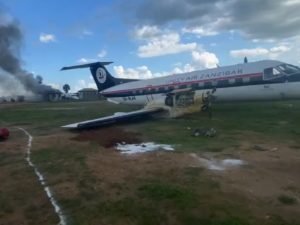 В аэропорту Танзании сразу два самолета попали в аварию: горящий борт сняли на видео