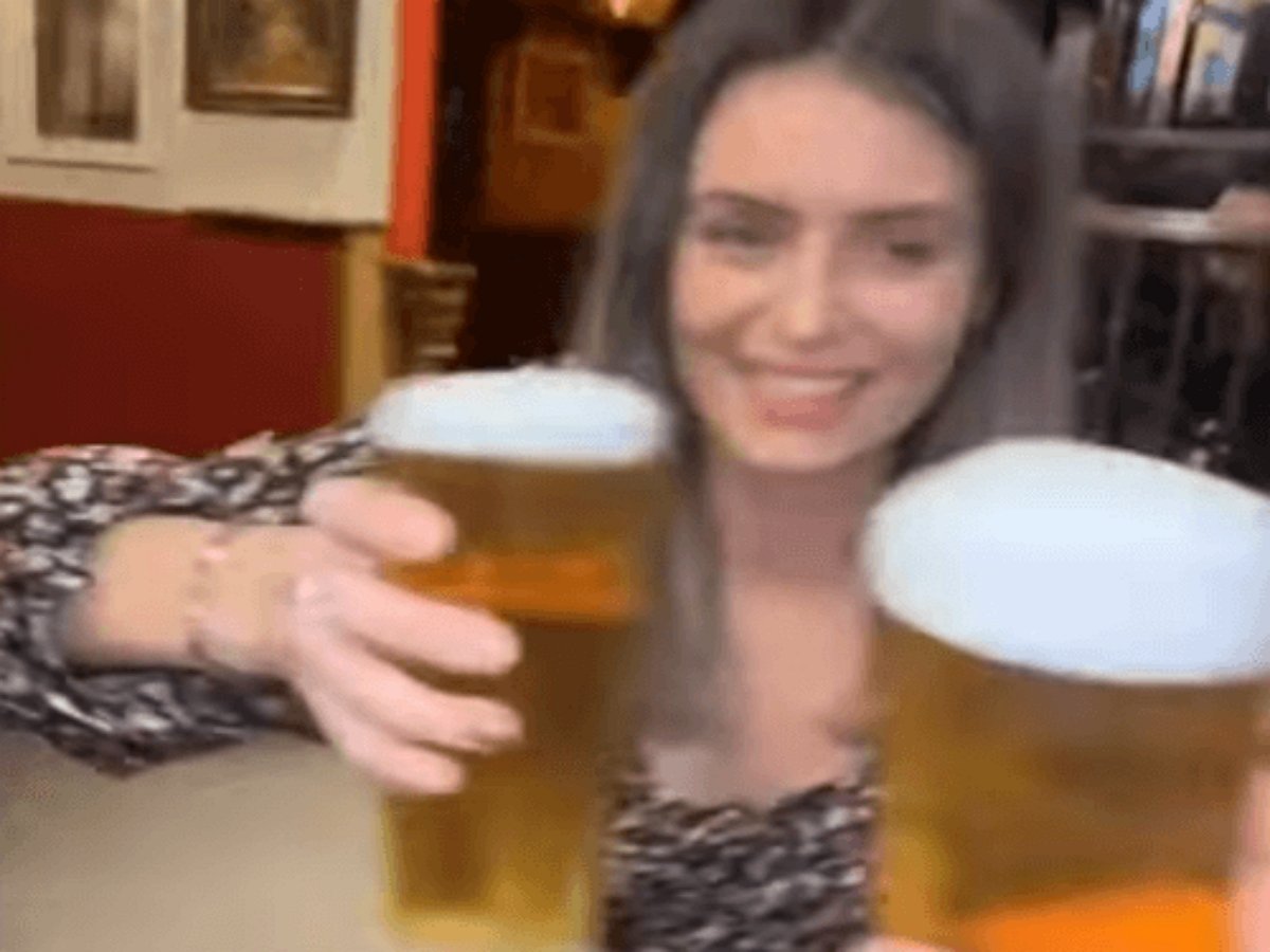 Стакан с пивом взорвался в самый неожиданный момент