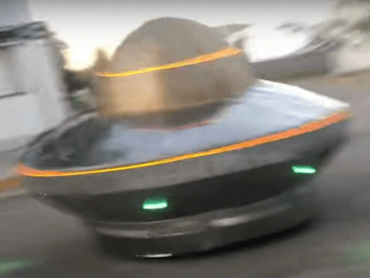 По улицам города едет летающая тарелка