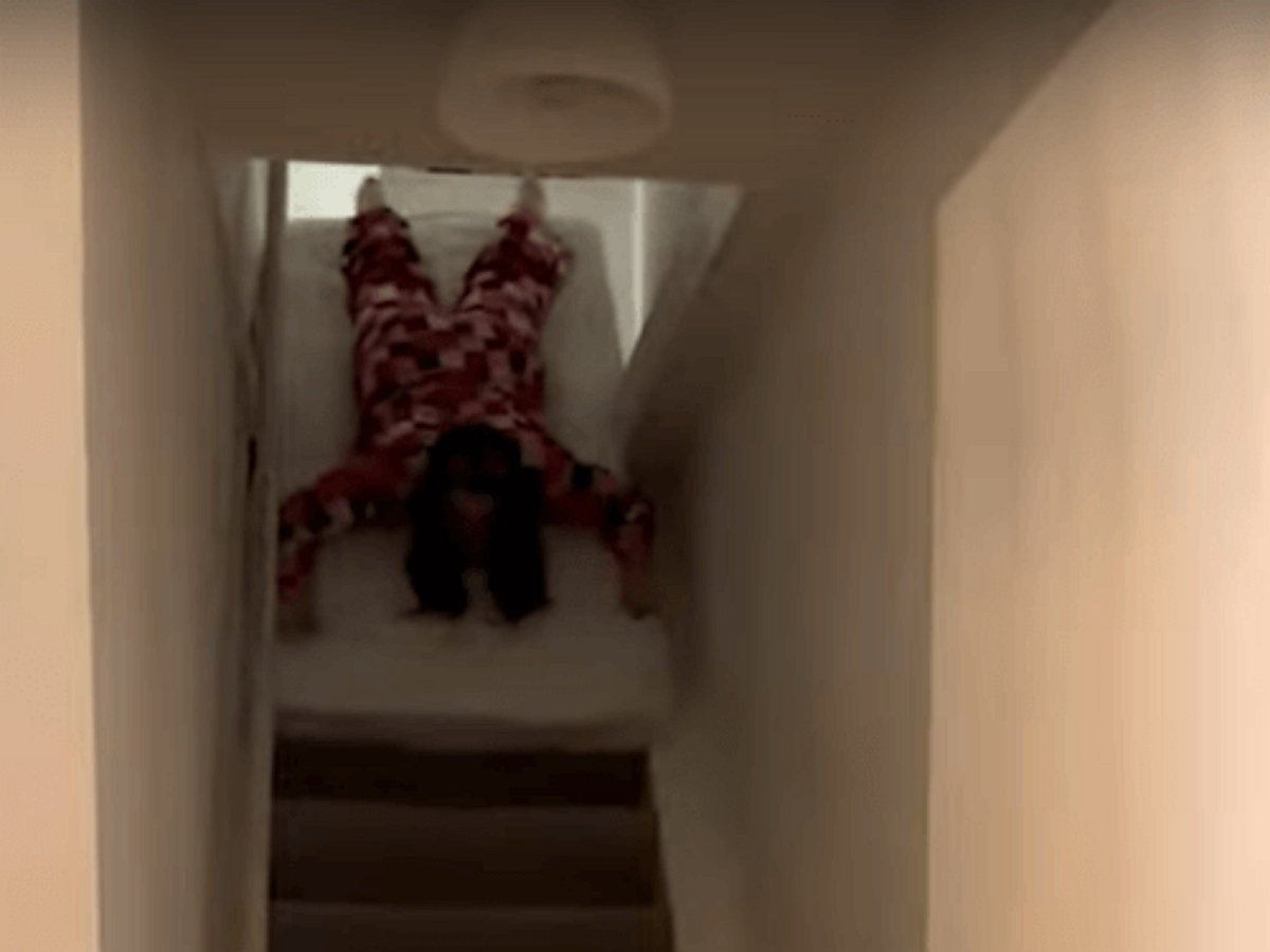 Кататься на матрасе со ступенек вовсе не так весело