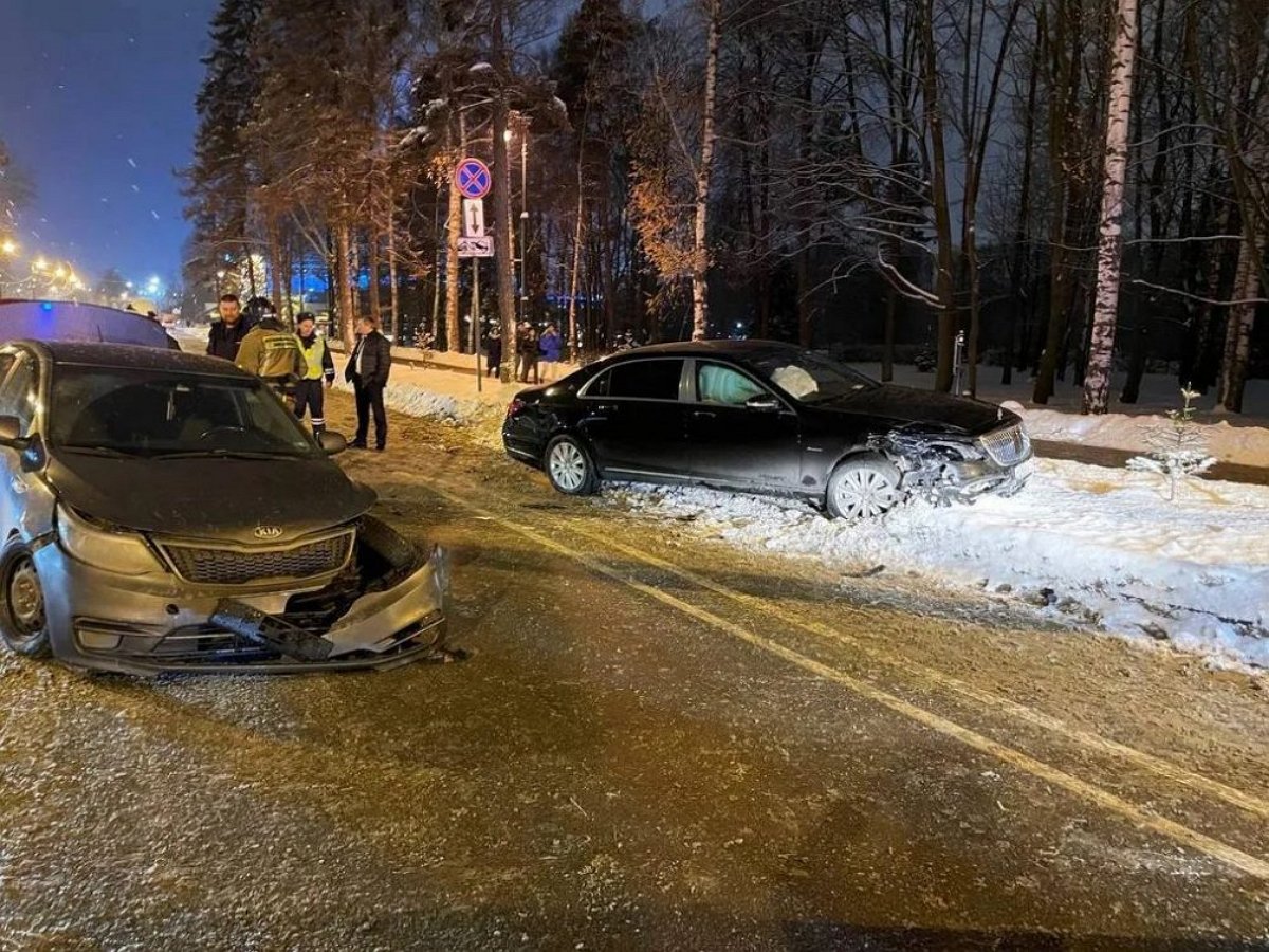 Баста на Maybach попал в жесткое ДТП после концерта в Петербурге: момент аварии попал на видео