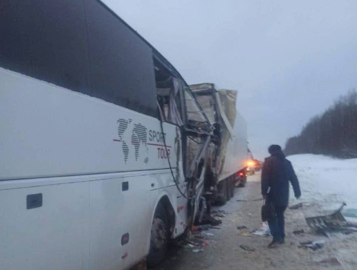 Под Владимиром автобус с учителями врезался в фуру: 1 человек погиб, 22 пострадали