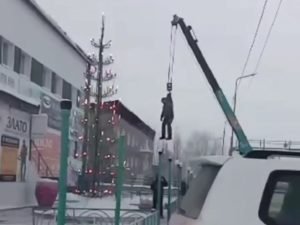 Видео с альпинистом, подвешенным на кране, у елки в Якутии вирусится в Сети