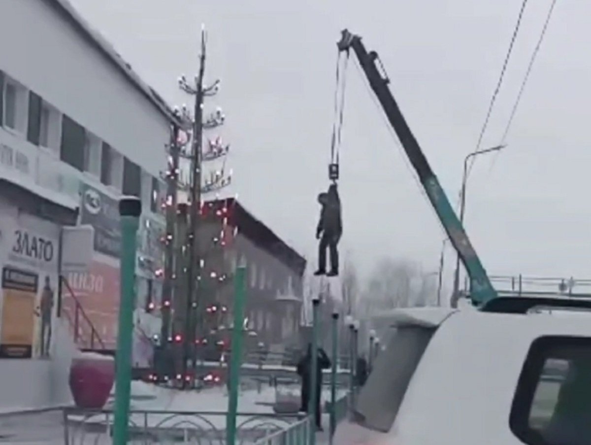 Видео с альпинистом, подвешенным на кране, у елки в Якутии вирусится в Сети