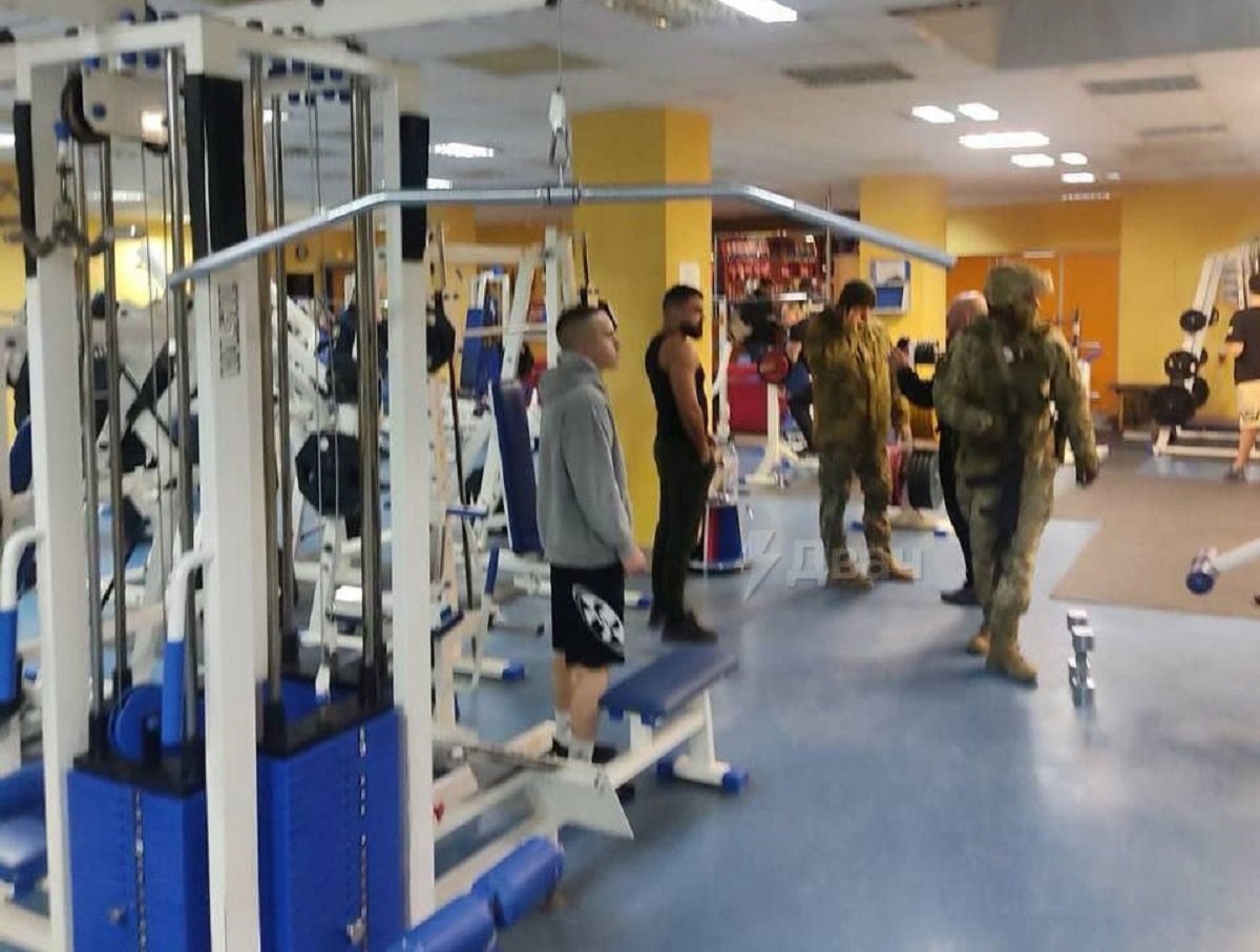 Украинские военкомы устроили облаву в фитнес-залах и выдали всем повестки