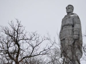 Снос советских памятников