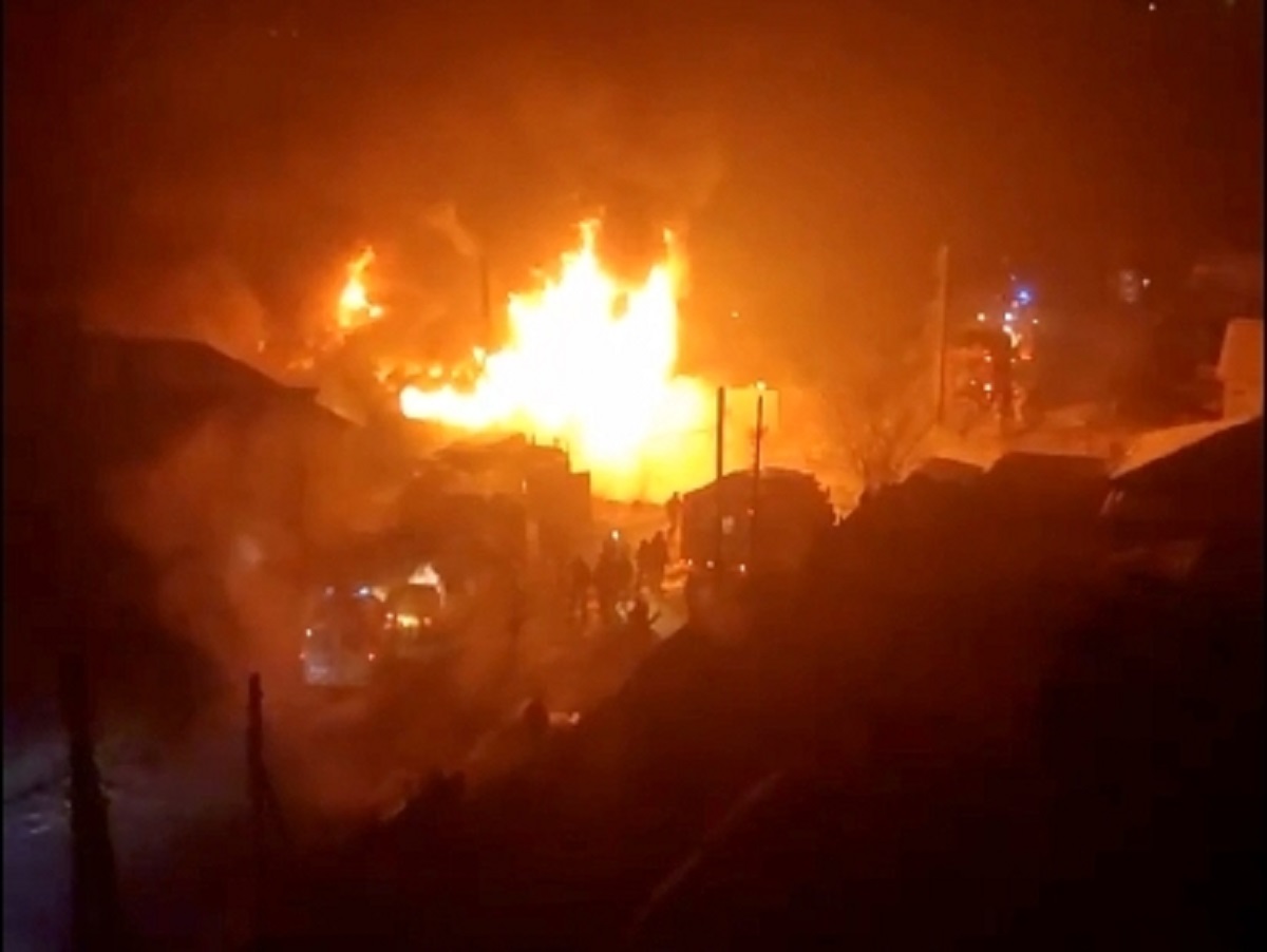 Житель Читы спалил стоянку и 34 автомобиля, покурив на работе