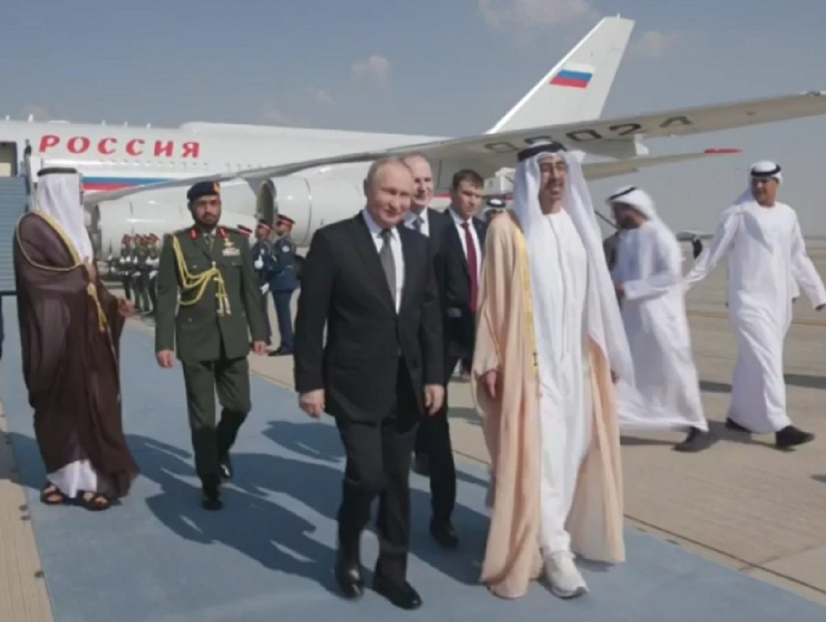 Путин под охраной истребителей Су-35С прилетел в Абу-Даби