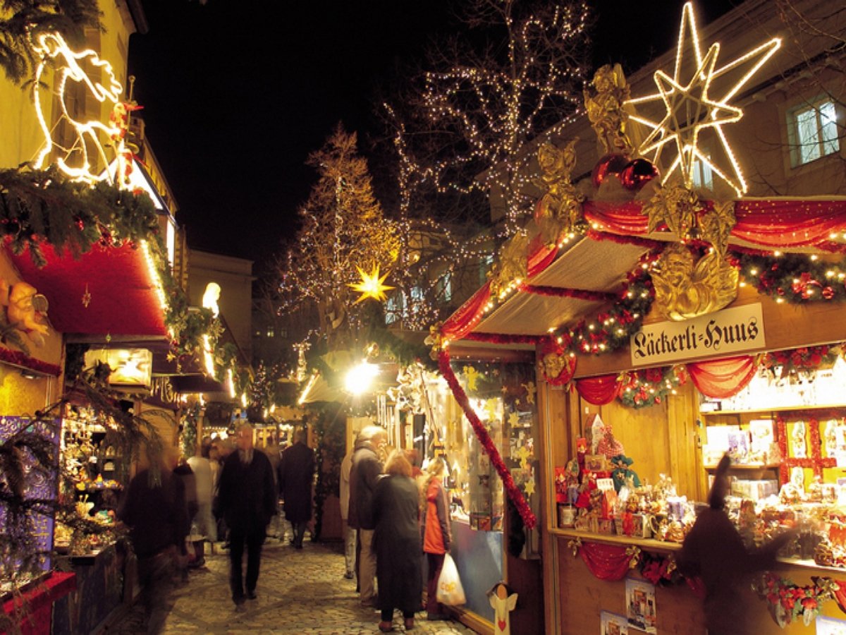 В небе Швейцарии пролетел Санта Клаус на оленях