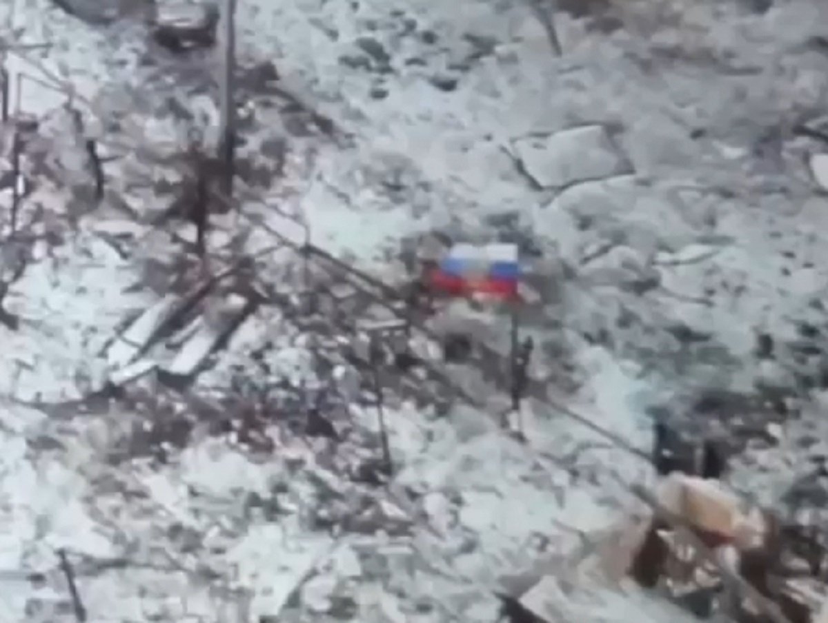 Российские бойцы установили флаг РФ над Марьинкой