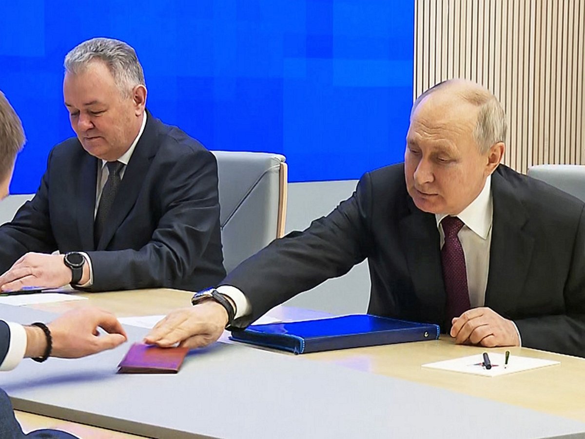 Путин сдал документы в ЦИК для регистрации в качестве кандидата в президенты