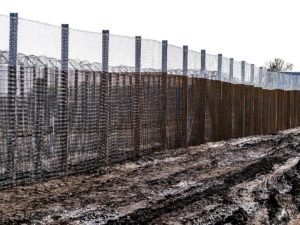 Euroactiv: Евросоюз спрячется от мигрантов за заборами с колючей проволокой