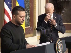 Байден высморкался во время речи Зеленского