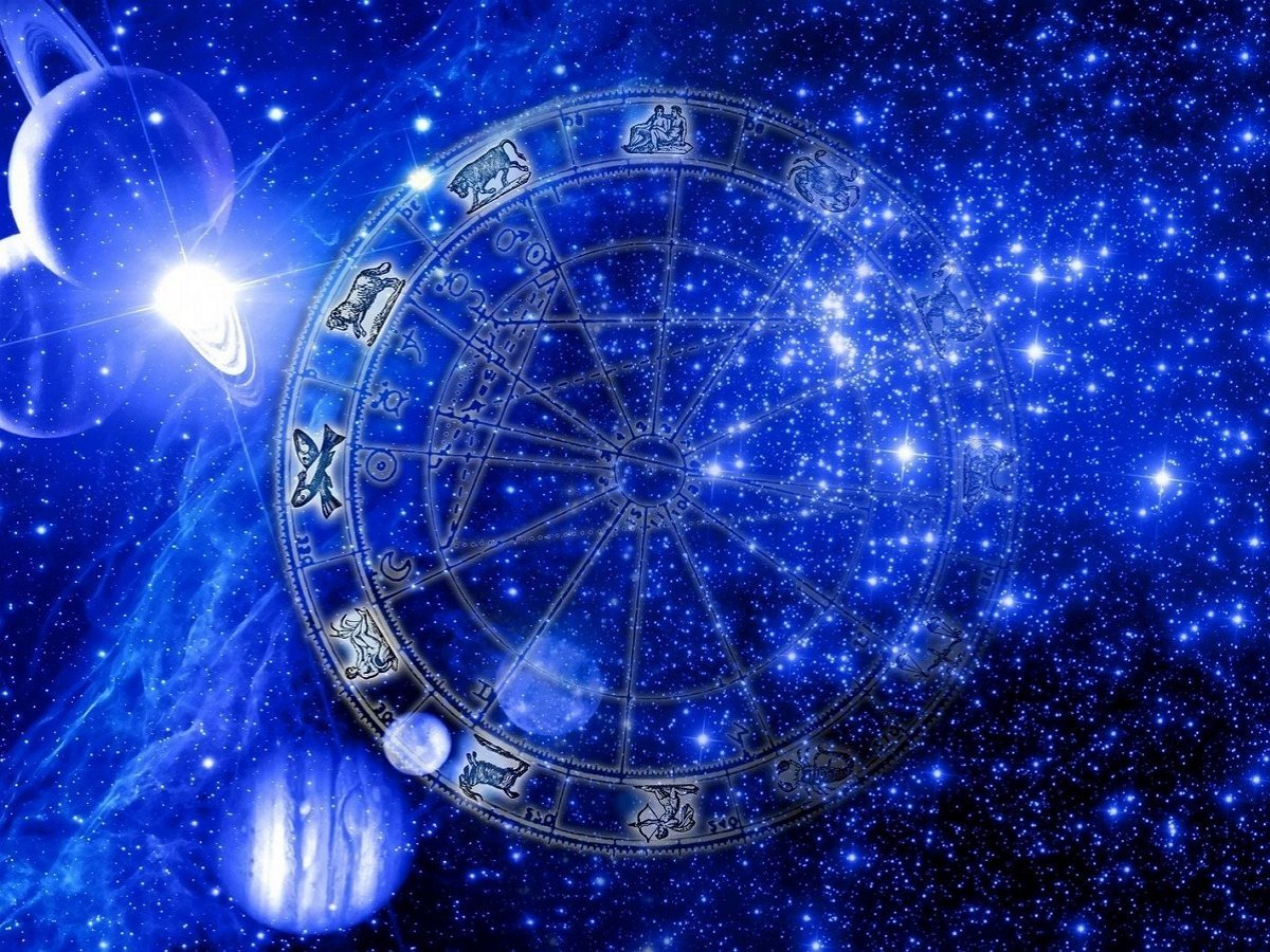 Астрологи назвали три знака Зодиака, которым сказочно повезет до Нового года