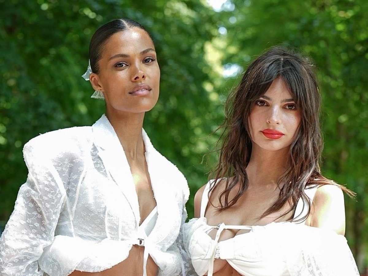 Эмили Ратаковски и Тина Кунаки показали пятые точки в ярких бикини, собрав десятки тысячи лайков