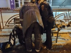 Зарезали на остановке