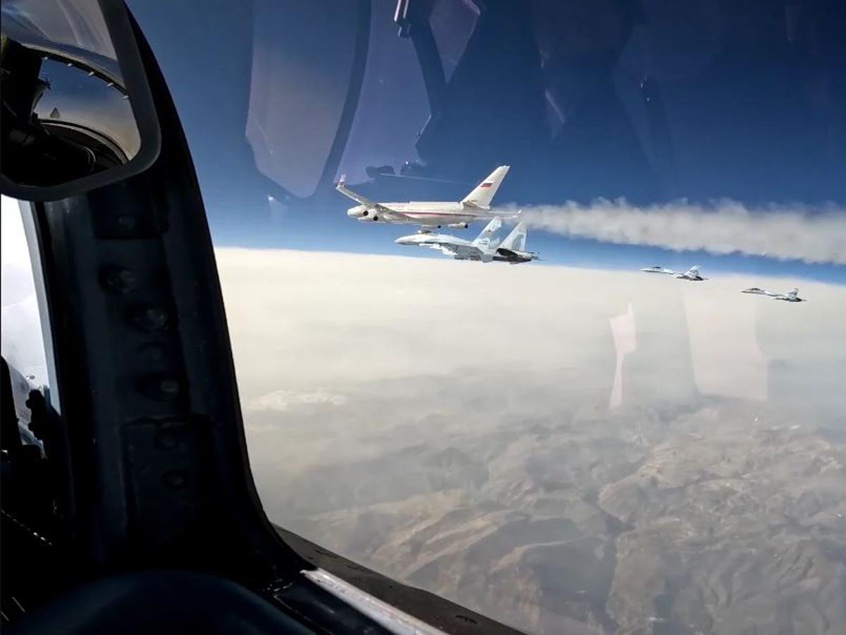 Минобороны показало видео сопровождения борта Путина истребителями Су-35С