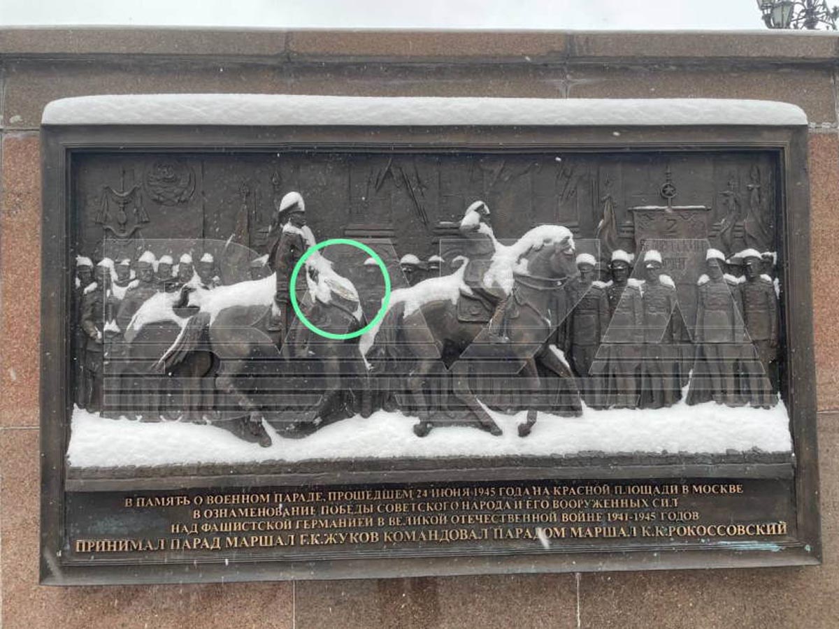 Неизвестный обезглавил лошадь на барельефе на Красной площади