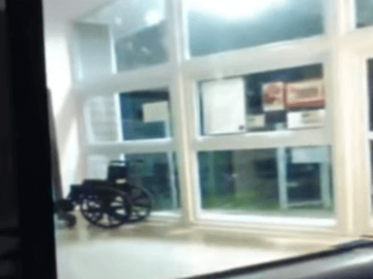 Больничный призрак катает инвалидную коляску