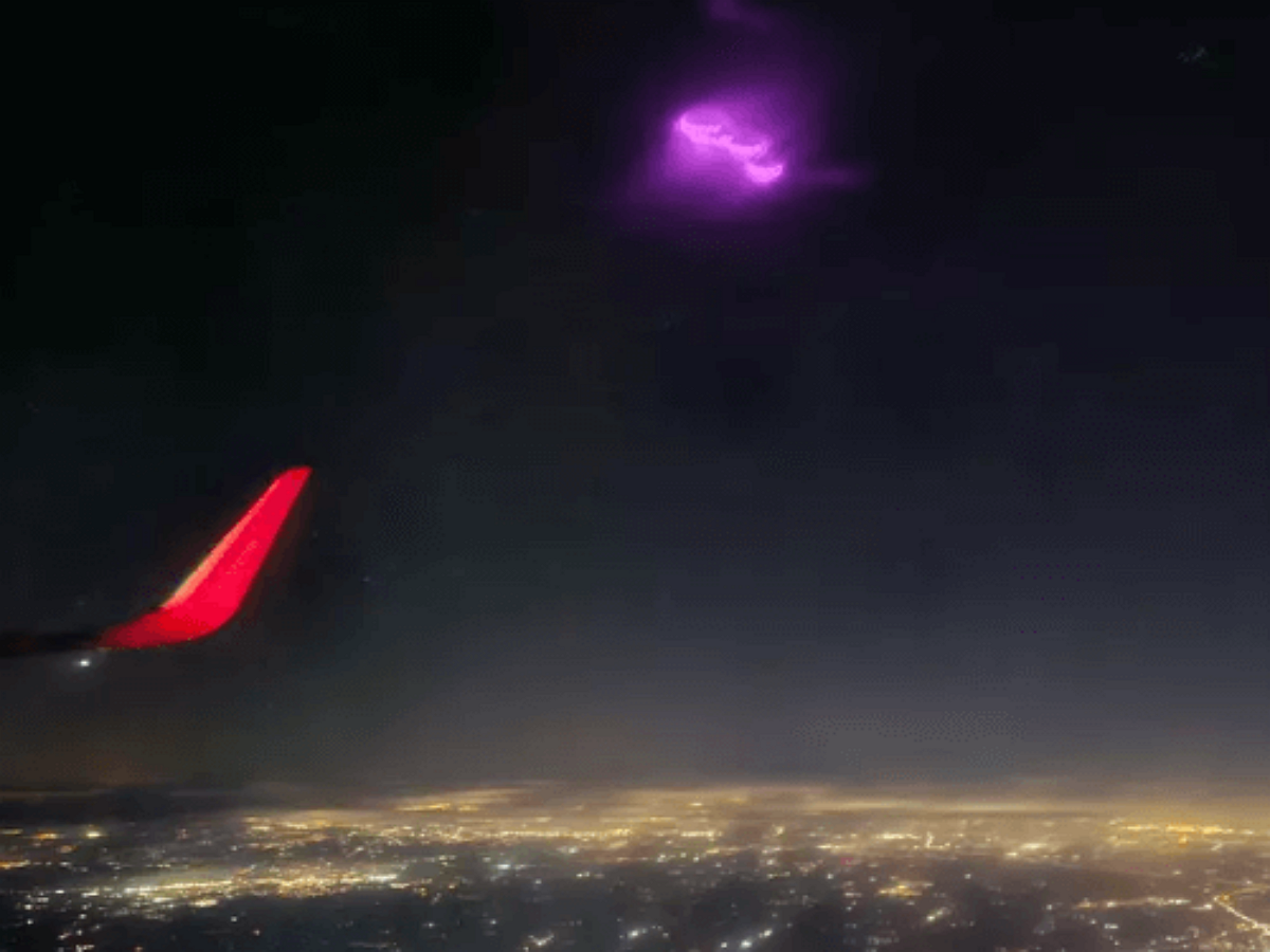 Стюардесса сняла в небе розовый НЛО