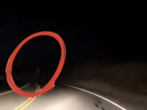 Предложение руки и сердца девушке. Неожиданно картинки. Люди столкнулись на улице. Сандра баллок на коленях. Рио де жанейро селфи.