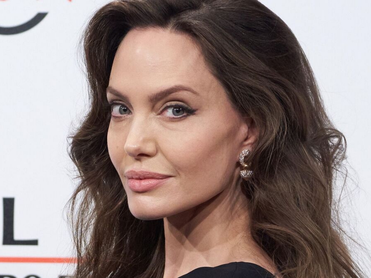 Анджелина Джоли вышла в свет в свитере на голое тело