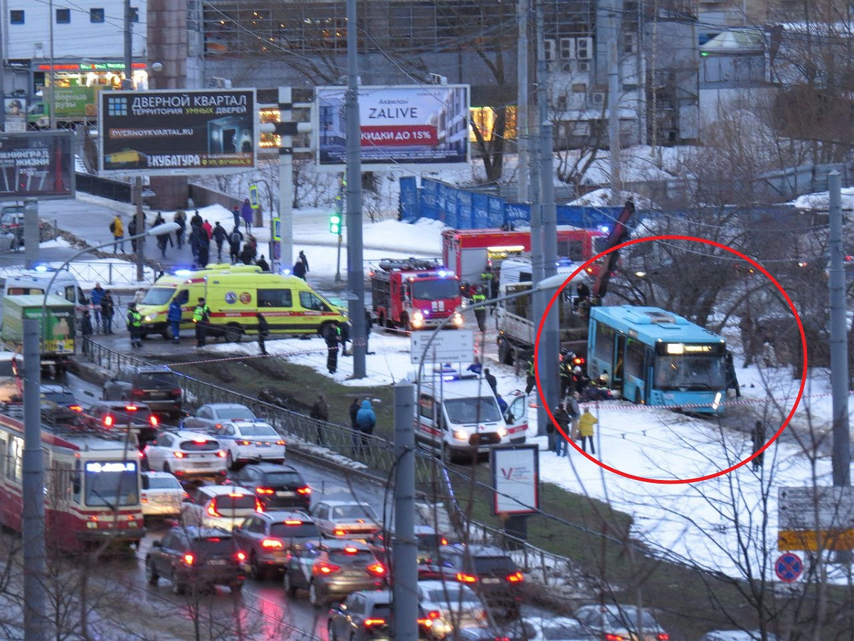 Момент наезда автобуса на тротуар с пешеходами в Петербурге попал на видео