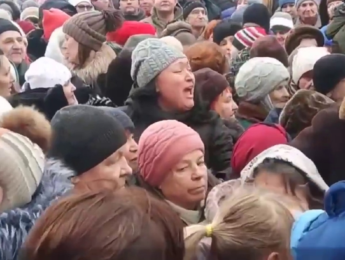 «Плакали и кричали»: жители Курска устроили давку в очереди за бесплатными конфетами