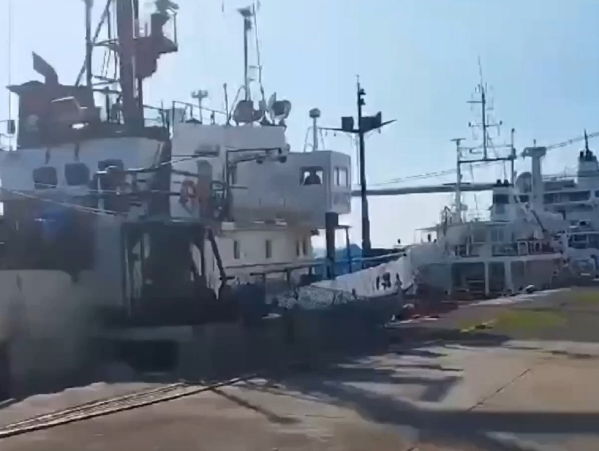 Российских моряков восемь месяцев держат в заложниках на корабле в Мозамбике