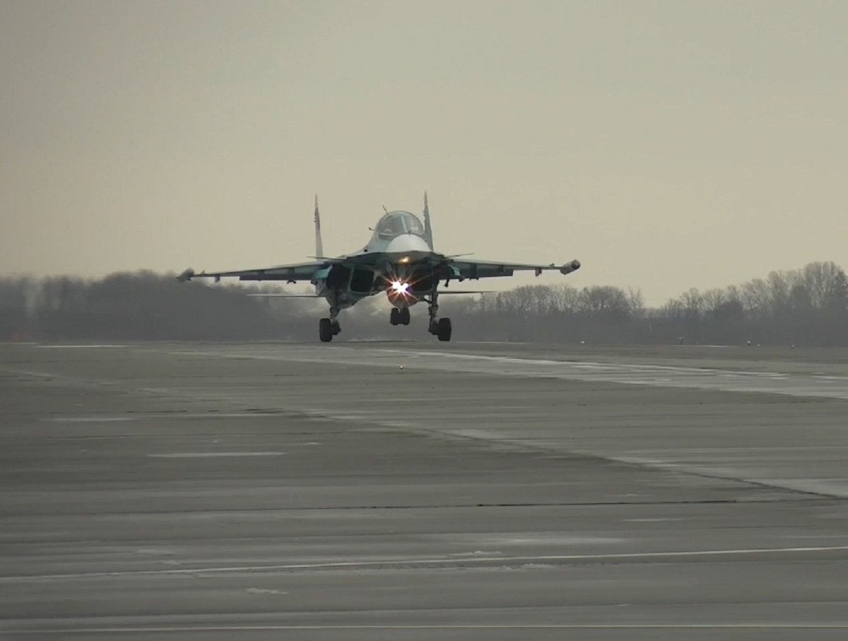 Российские Су-34 уничтожили авиабомбами пункт управления ВСУ