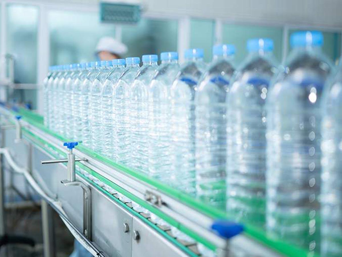 Ученые заявили о 240 000 кусочках вызывающего рак нанопластика в литровой бутылке воды