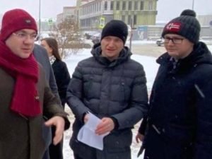 Шапка с флагом Норвегии на чиновнике