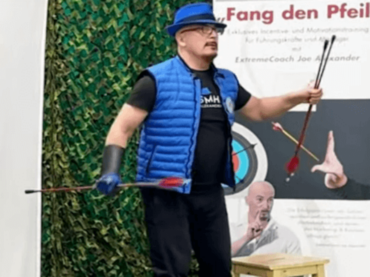 Трюкач поймал шесть стрел, выпущенных из лука, стоя на бутылках