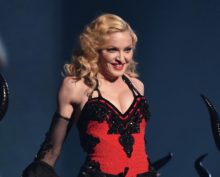 65-летнюю Мадонну уронили на пол на концерте в Сиэтле