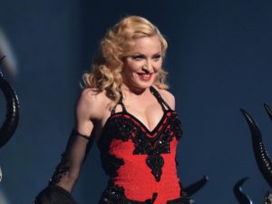 65-летнюю Мадонну уронили на пол на концерте в Сиэтле