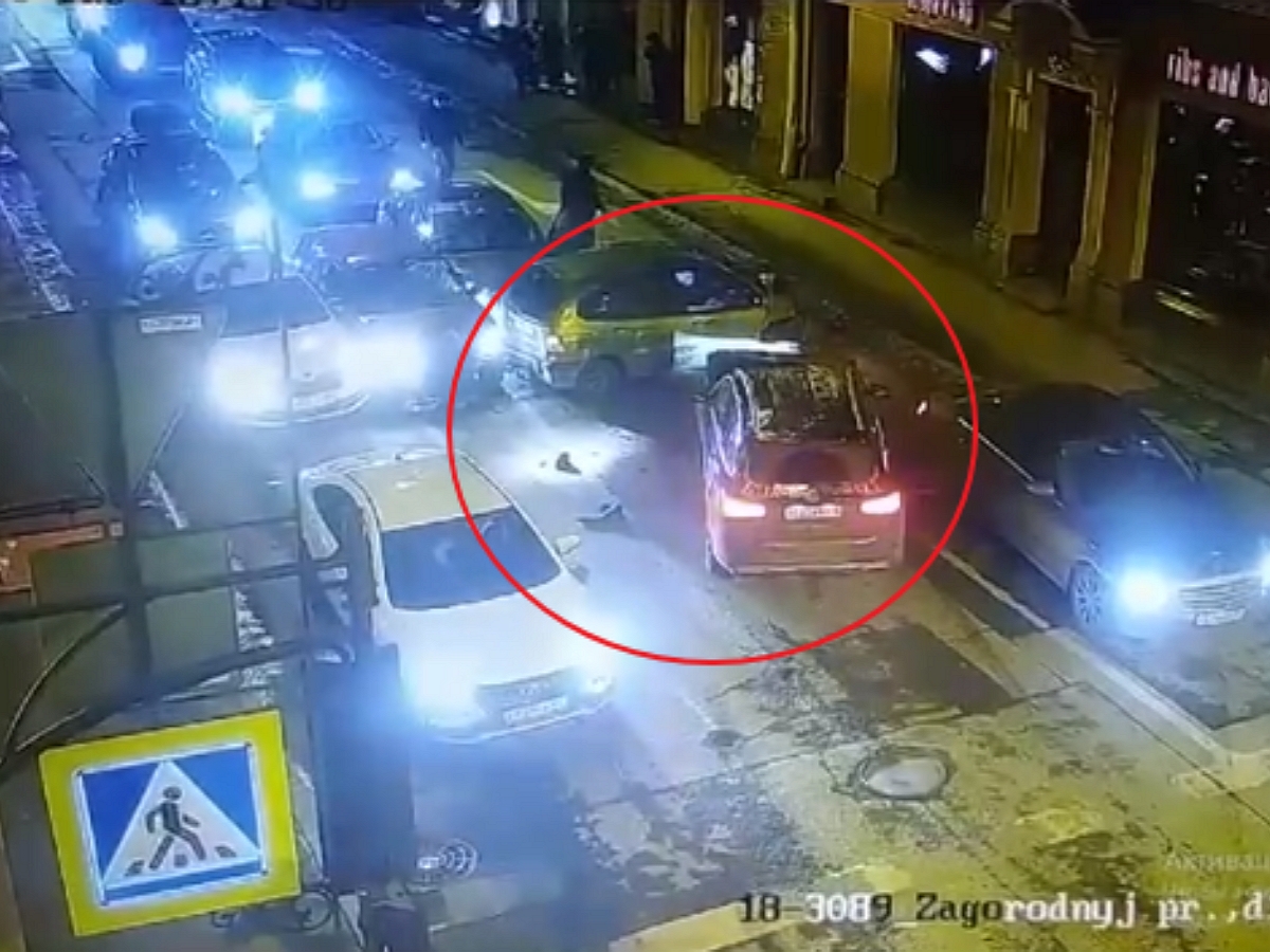 Момент жесткой аварии с несколькими машинами в Петербурге попал на видео