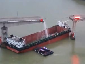 Кадры из фильма-катастрофы: баржа в Китае протаранила автомобильный мост с людьми
