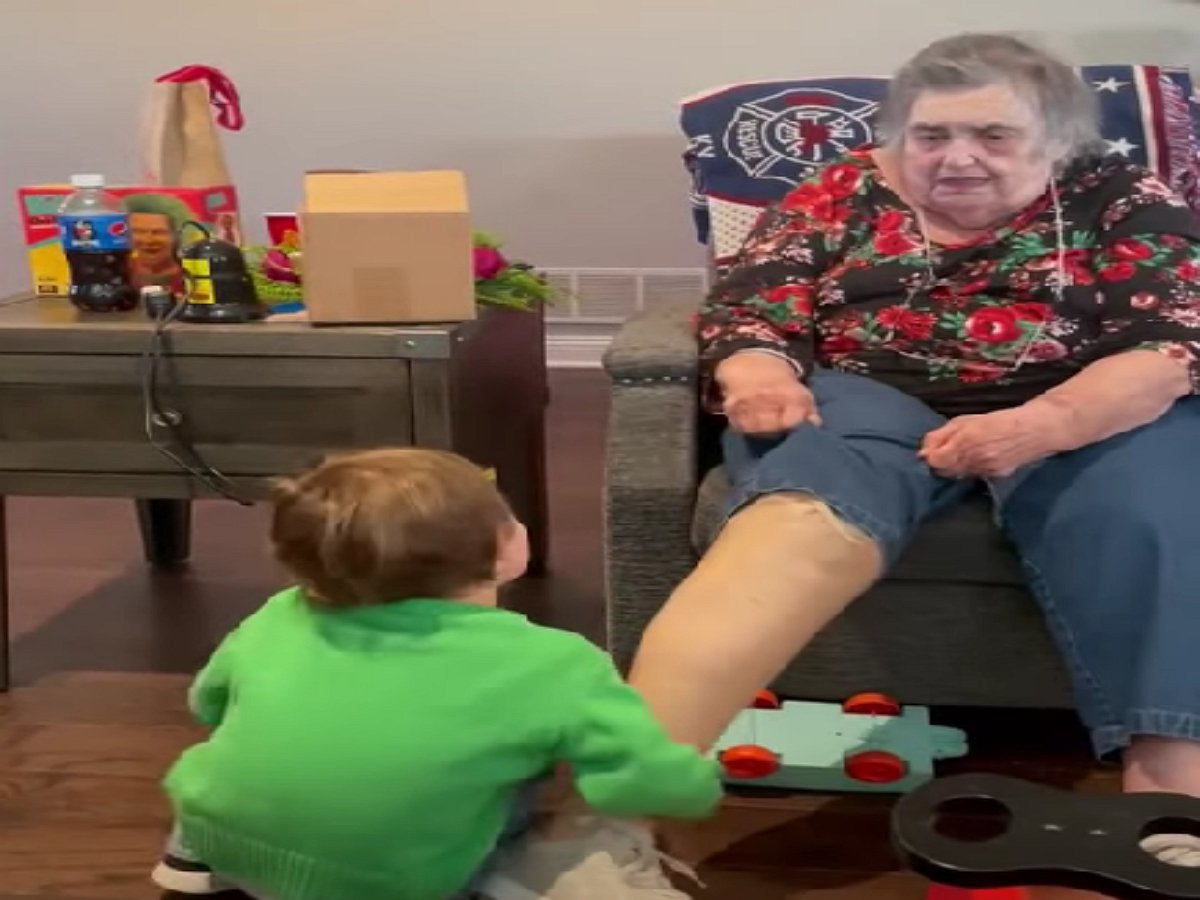 Ребенок поиграл с бабушкой и «сломал» ее