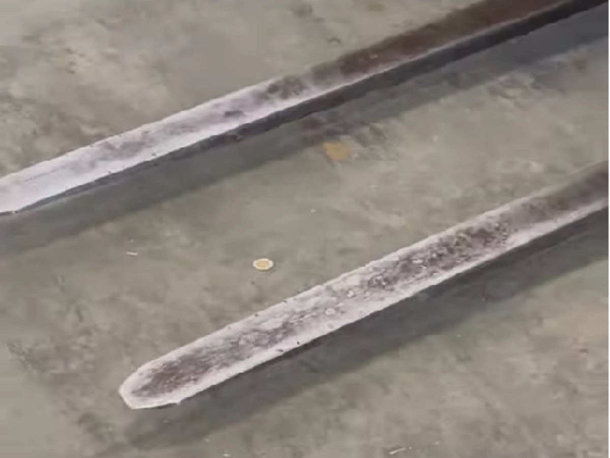 Тяжелый погрузчик может поднять с пола даже монетку